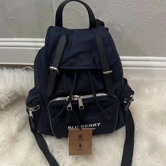 Mochila Burberry azul medianoche con detalles plateados Foto 2 de 4