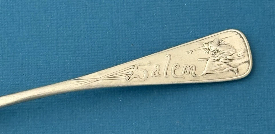 Cuchara de recuerdo Durgin Sterling BRUJA SALEM 5 3/4" Daniel Low Foto 2 de 4