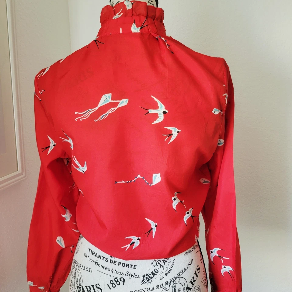 Винтажная блузка с птичьим принтом с оборками красная 70-е  - Изображение 4 из 4