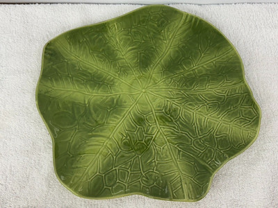 CHRISTIAN TORTU, GREEN LEAF SHAPE PLATES   (2)