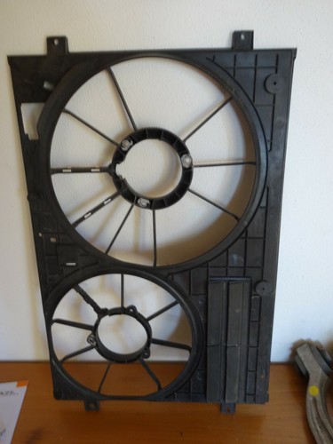Radiator cooling fan shroud