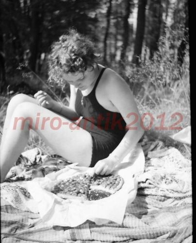 Foto-Negativ, WK2, Krankenschwester im Badeanzug beim Picknick, 5026-824/46 - Bild 1 von 1