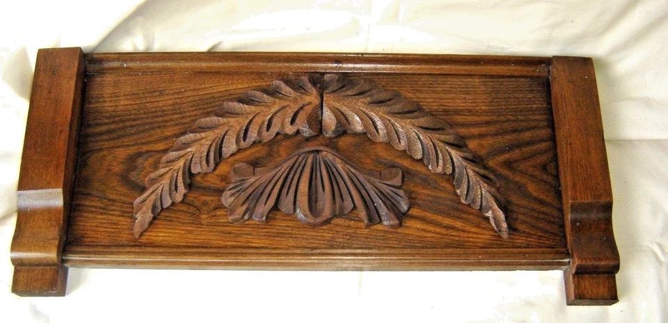 Antiguo frontón de roble o castaño con talla aplicada. 8402 Foto 2 de 4