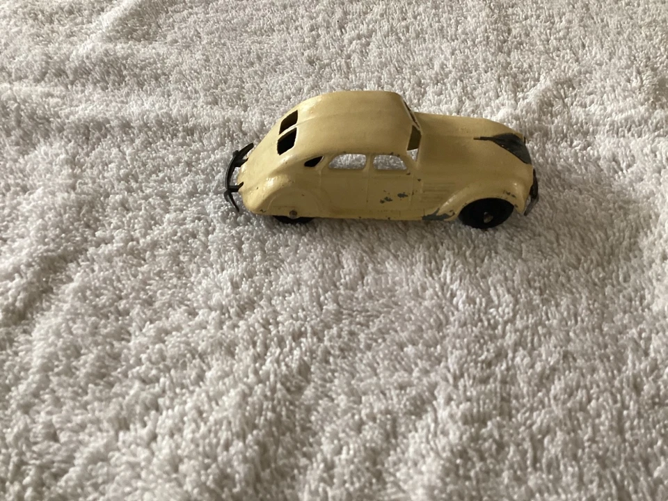 Dinky Toys Vintage 30A Chrysler Airflow Amarillo Foto 4 de 4