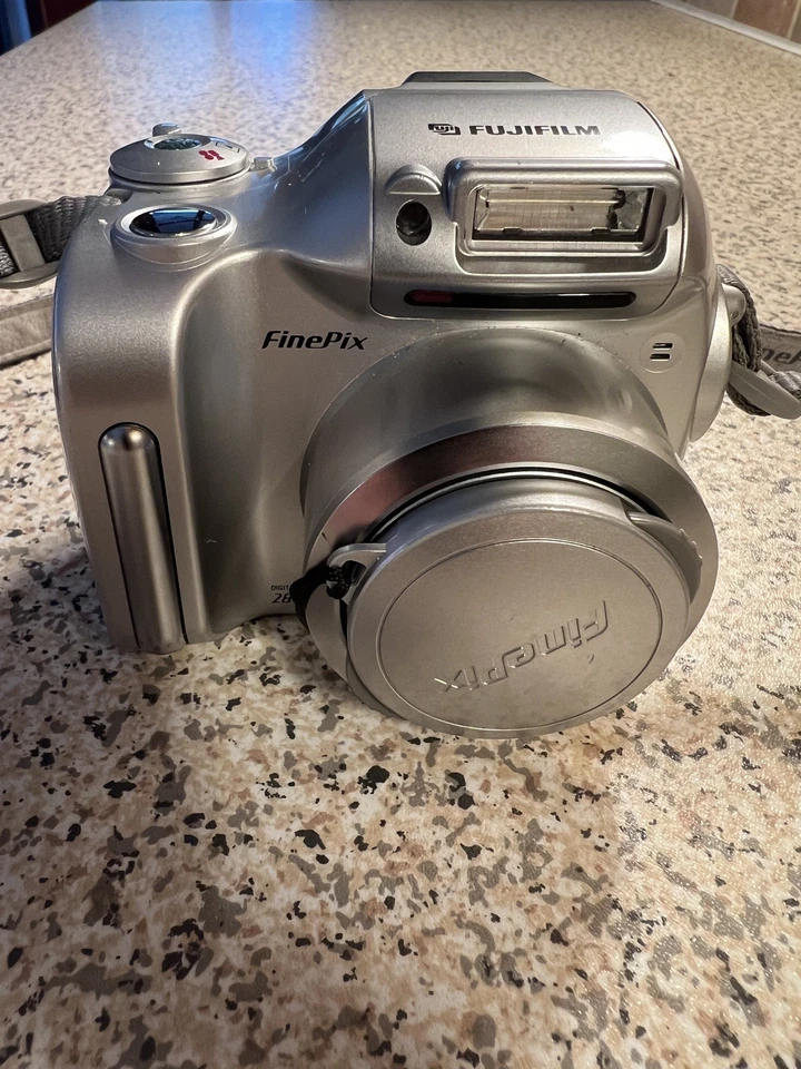 Fujifilm FinePix 2800 Zoom, photo 1 of 5
