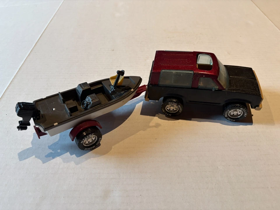 VINTAGE 1980s Nylint Ford Bronco + Trailer and Bass Boat Chaser Toy - Image 2 of 4