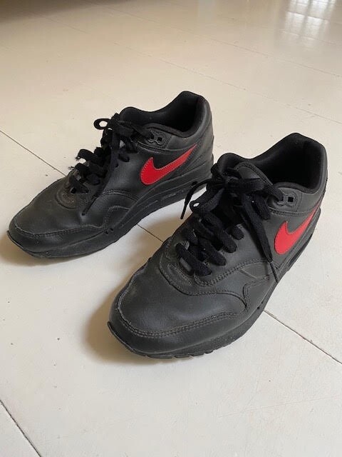black nike trainers size 6.5