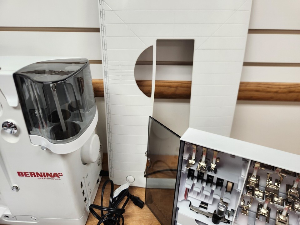 Bernina 880 Sewing/Quilting/Embroidery Machine! Professionally Serviced