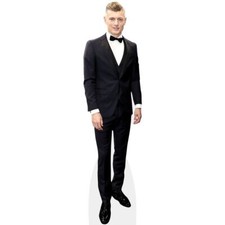 Toni Kroos (Suit) Pappaufsteller lebensgross