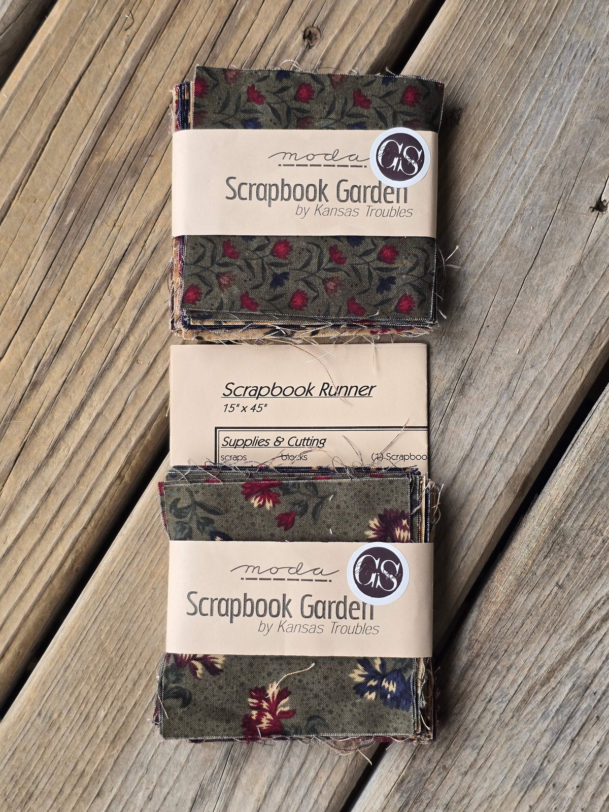 Moda - Scrapbook Garden - Quilting Fabric - Charm Pack