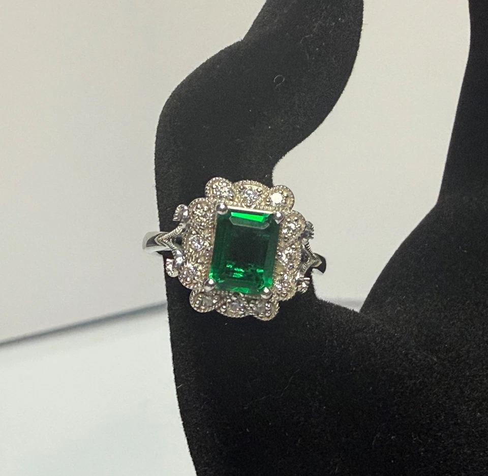 1.50 carats Lab-Created Emerald with .25ct Diamond Ring, Size 7 - Image 2 of 2