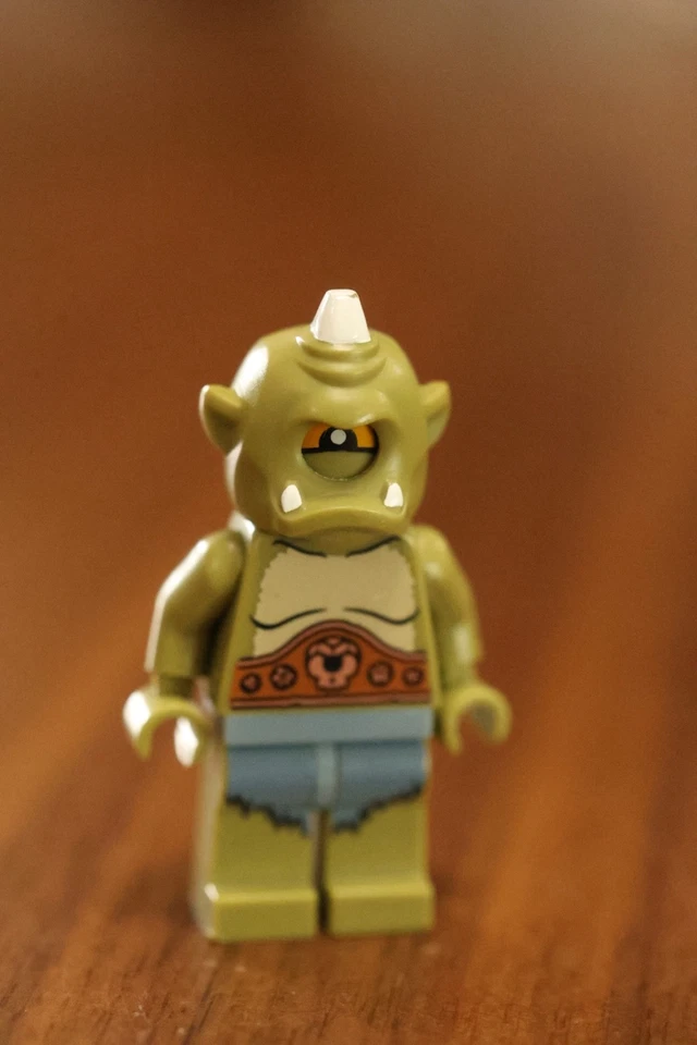 LEGO Minifigure Cyclops — серия 9 (71000) CMF 2013 — отсутствующее оружие - Изображение 2 из 3