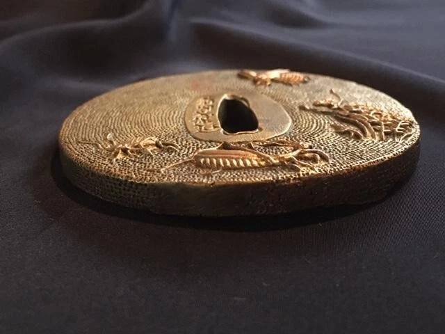 Antigua espada samurai de cobre firmada con insectos de otoño Tsuba guardia Katana de Japón Foto 2 de 4