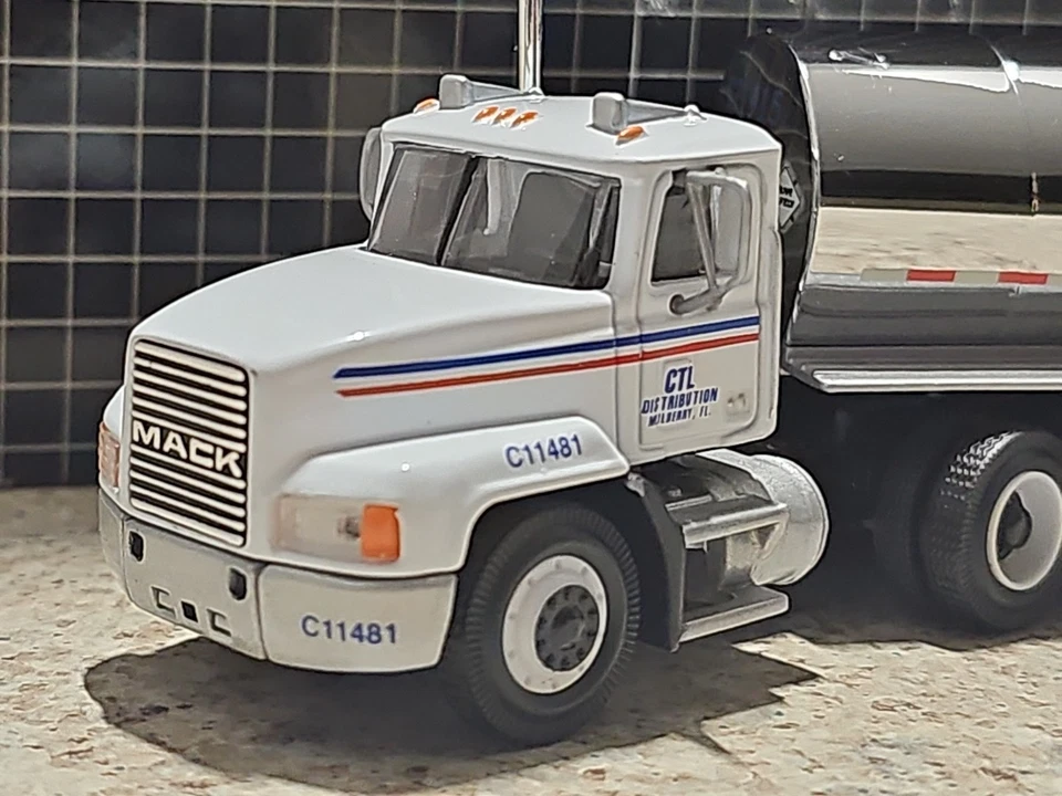 Литой комбинированный грузовик/прицеп PEM Mack CTL Distribution масштаб 1:64  - Изображение 2 из 4