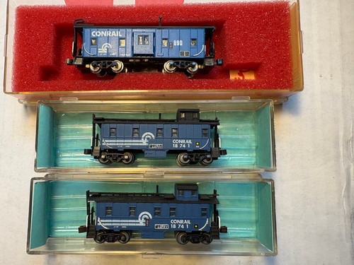 Lote de tres caboose Conrail escala N: Atlas 3575-300 x2 y Con Cor 1251U | Zustand: Used