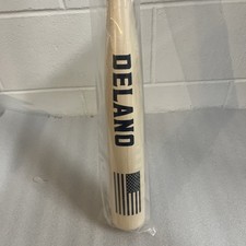 "Bate de béisbol Delano Old Glory 32"" en mano"