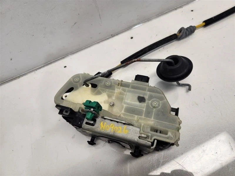 Ford Explorer XLT 2018 pestillo de puerta trasera izquierda para conductores - eléctrico con entrada sin llave Foto 3 de 4