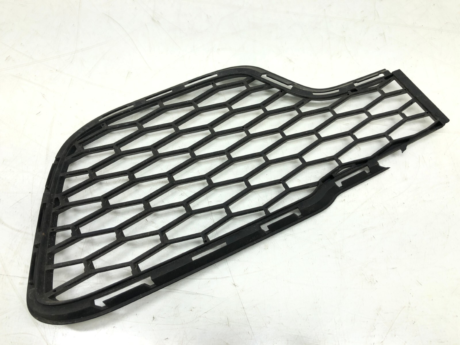 2014-2017 MASERATI GHIBLI LEFT RIGHT FRONT BUMPER GRILLE OEM.