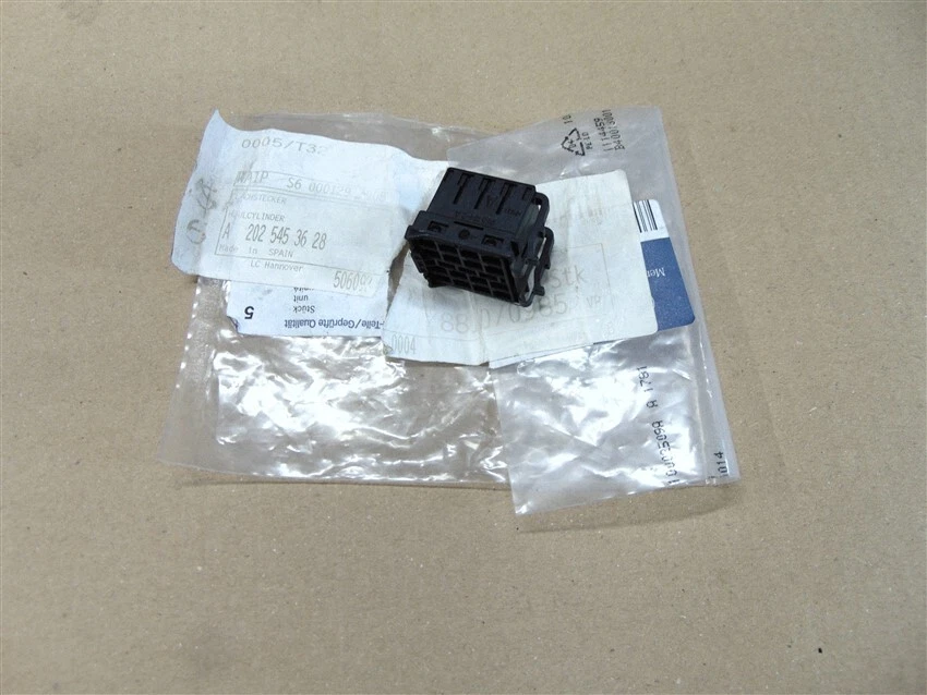 Brand New Receptable Housing Genuine Mercedes W140/W202/W210  