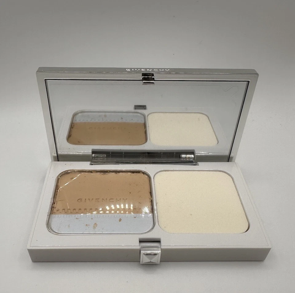 Base compacta iluminadora blanca Givenchy Doctor White Teint Couture SPF20 Foto 3 de 3