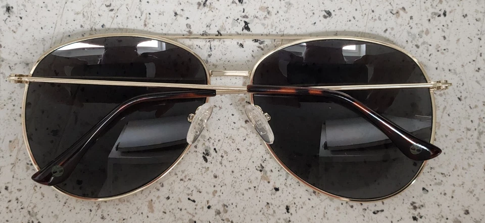 Lentes negras Timberland estilo aviador monturas plateadas usadas de uso pesado Foto 2 de 4