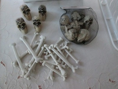 Vtg  Halloween Lot of Astd 18 Skelton Plastic Bones and 10 Plastic Skulls