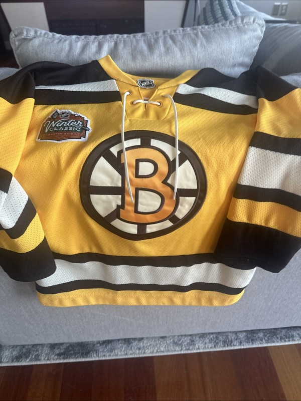 REEBOK BOSTON BRUINS 2010 WINTER CLASSIC YOUTH  S/M JERSEY - FENWAY PARK