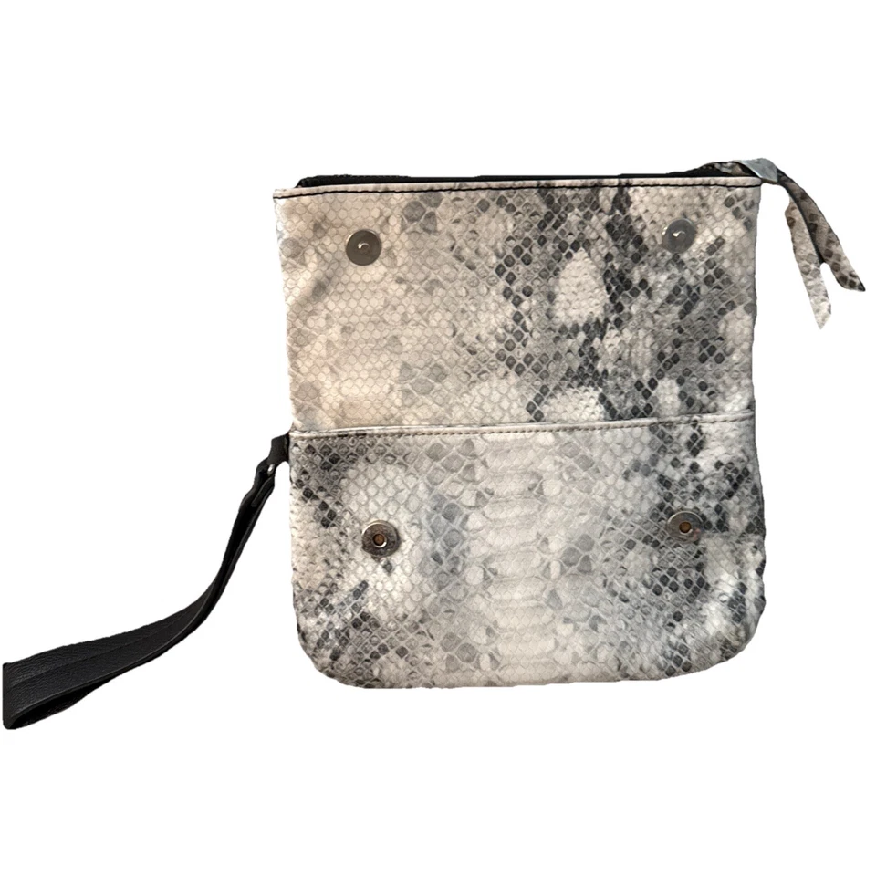 Bolso clutch de muñeca de cuero informal JLO. Foto 4 de 4