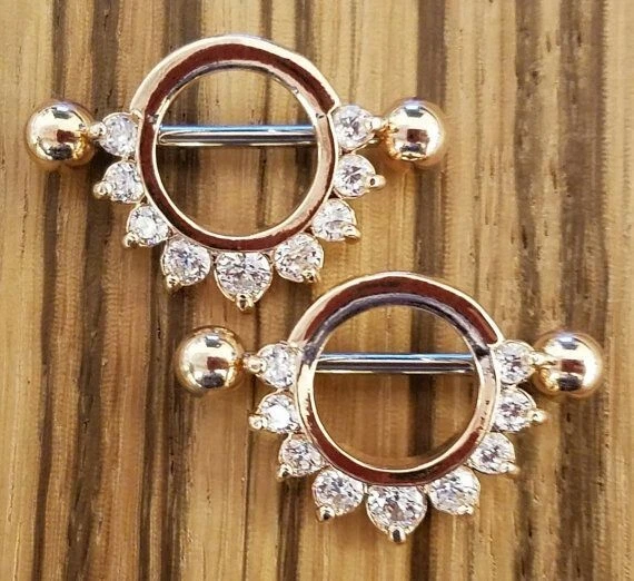 Par de anillos para pezones redondos de medio círculo de diamantes de moissanita de 1 quilate enchapados en oro rosa de 14 quilates Foto 3 de 4