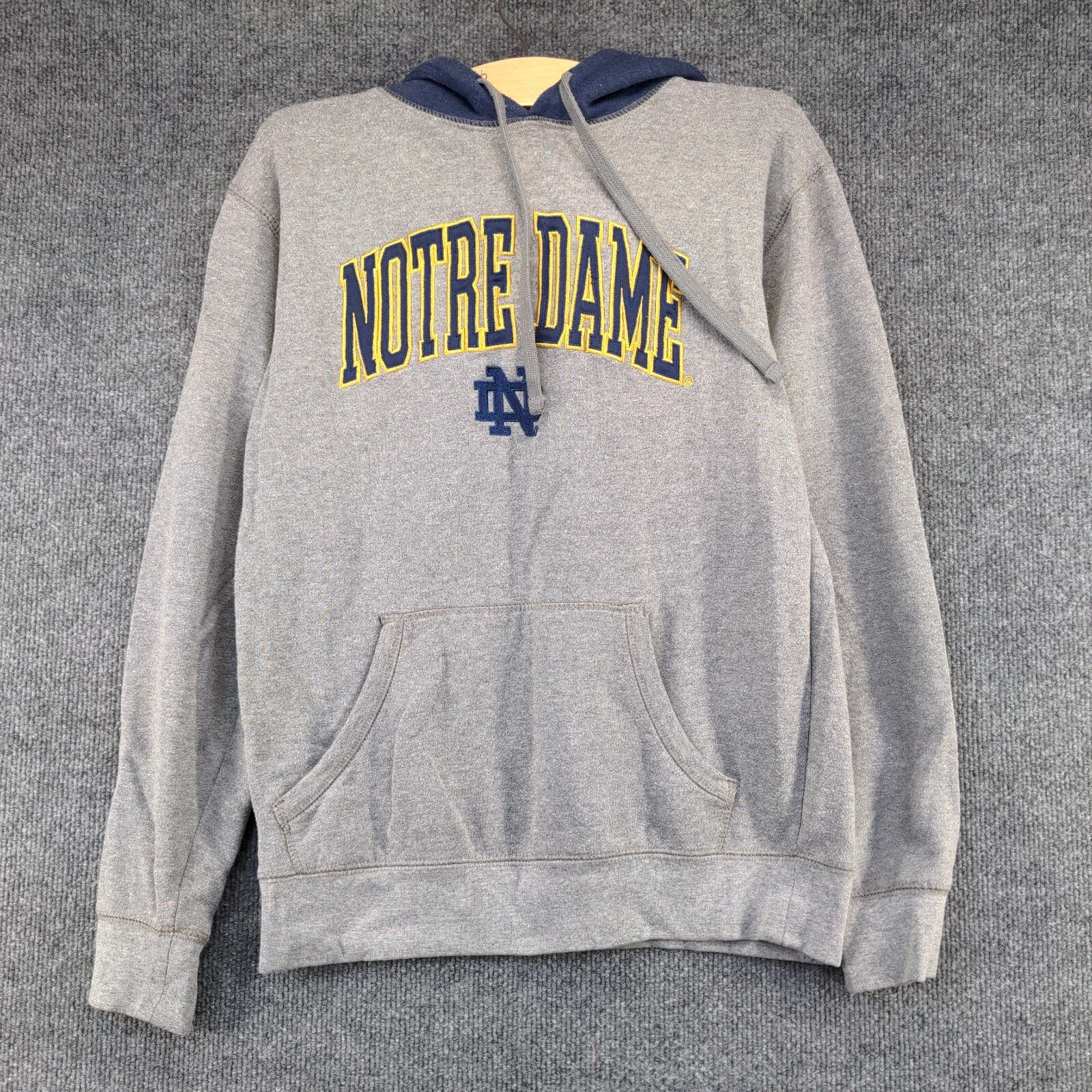 VETEMENTS Felpa con cappuccio uomo Knights Apparel grigia piccola Notre Dame pullover logo ricamato