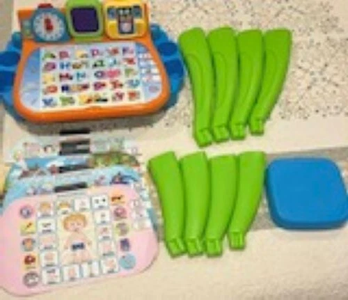 Escritorio de actividades táctil y de aprendizaje VTech con asiento de pantalla LED interactiva y 4 tarjetas de 15" Foto 2 de 4