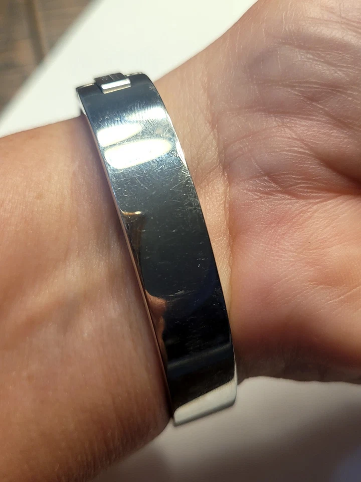 Hermosa pieza brazalete brazalete MICHAEL KORS tono plata con piedras circonita Foto 2 de 4