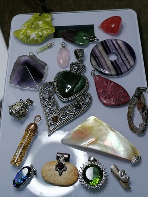 17 Anhänger mit Mineralien u. a. Lizardit Amethyst Quarze, 4 aus Silber 925 