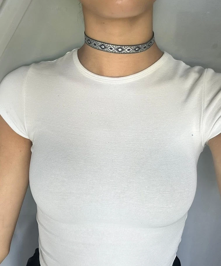 Collana choker nastro tessuto blu ricamo rombi bianco argento boho donna ragazza - Immagine 2 di 4