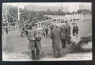 CPA CARTE POSTALE LES SPORTS LE COUP DE PISTOLET SIGNAL DU DÉPART D'UNE COURSE D