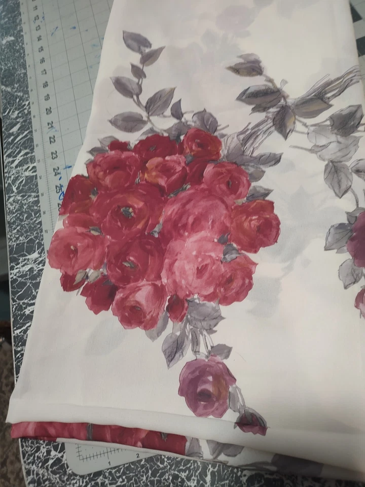 Tecido com estampa de buquê de rosa vermelha transparente 3 jardas x 44 polegadas - Imagem 2 de 4