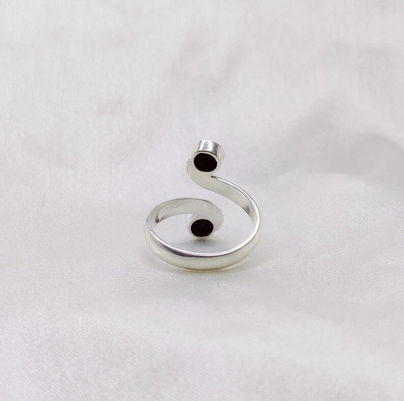 Anillo ajustable de plata de ley de ónix negro, anillo envolvente abierto minimalista para mujer Foto 2 de 4