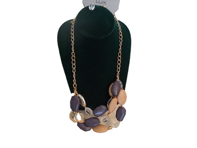 Women's Lux Accessories Necklace with earrings.