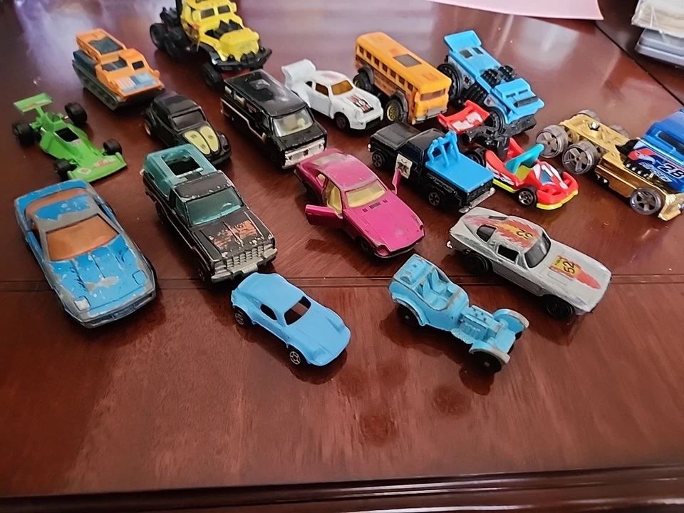 Lote misto de vários carros Hotwheels/matchbox alguns vintage Mojorette, Yatming etc. - Imagem 2 de 4