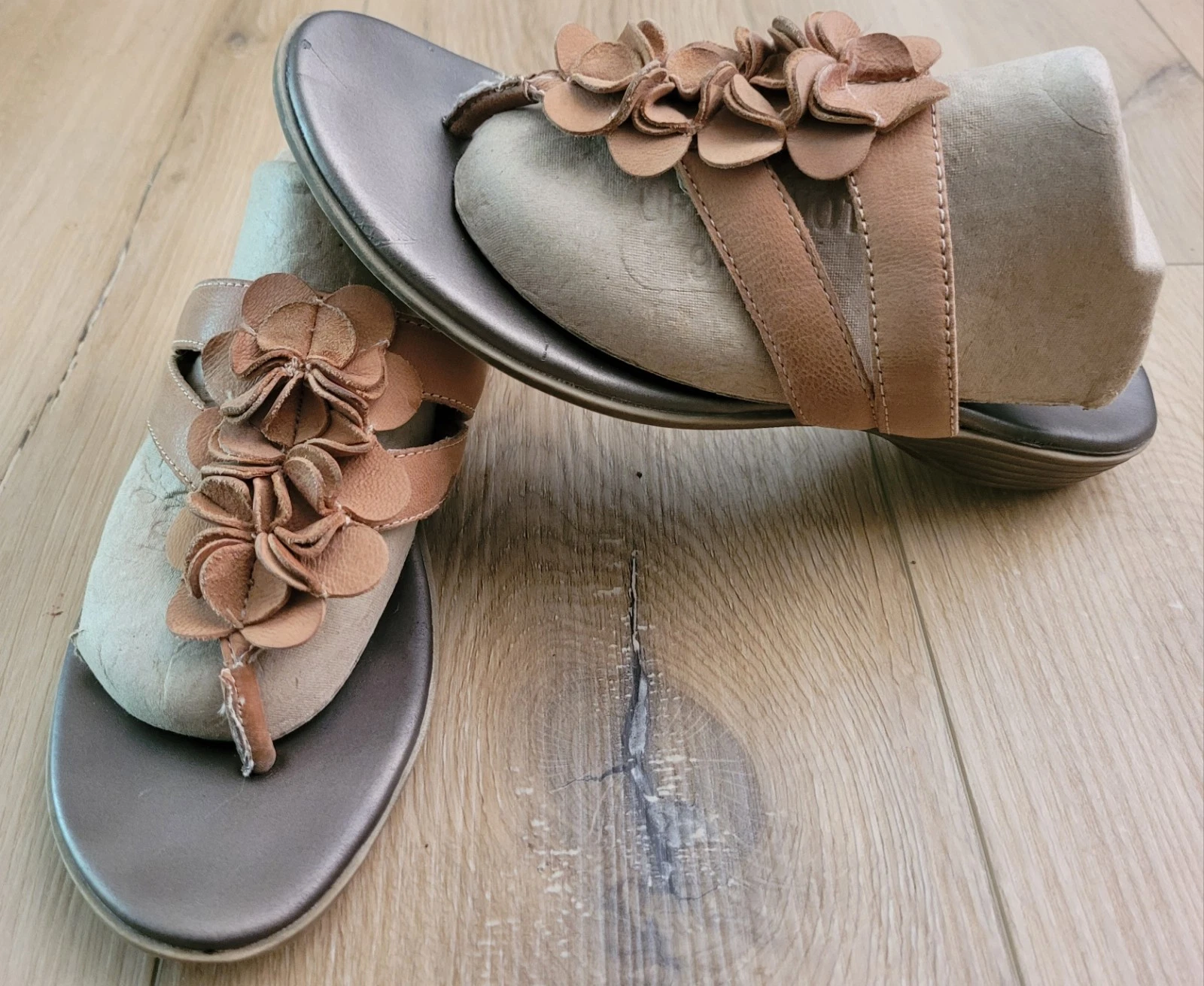 Sandali Clarks Bendables in pelle infradito infradito marrone floreale da donna taglia: 7 5