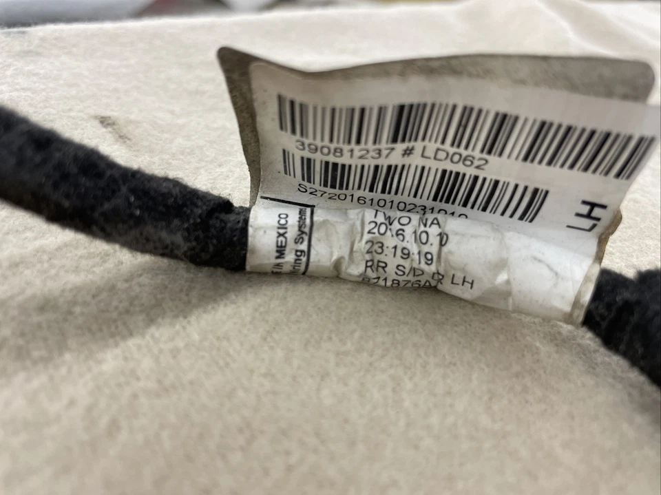 Arnés de cableado de puerta trasera izquierda GM 2017 Chevrolet Cruze 39081237 usado Foto 2 de 4