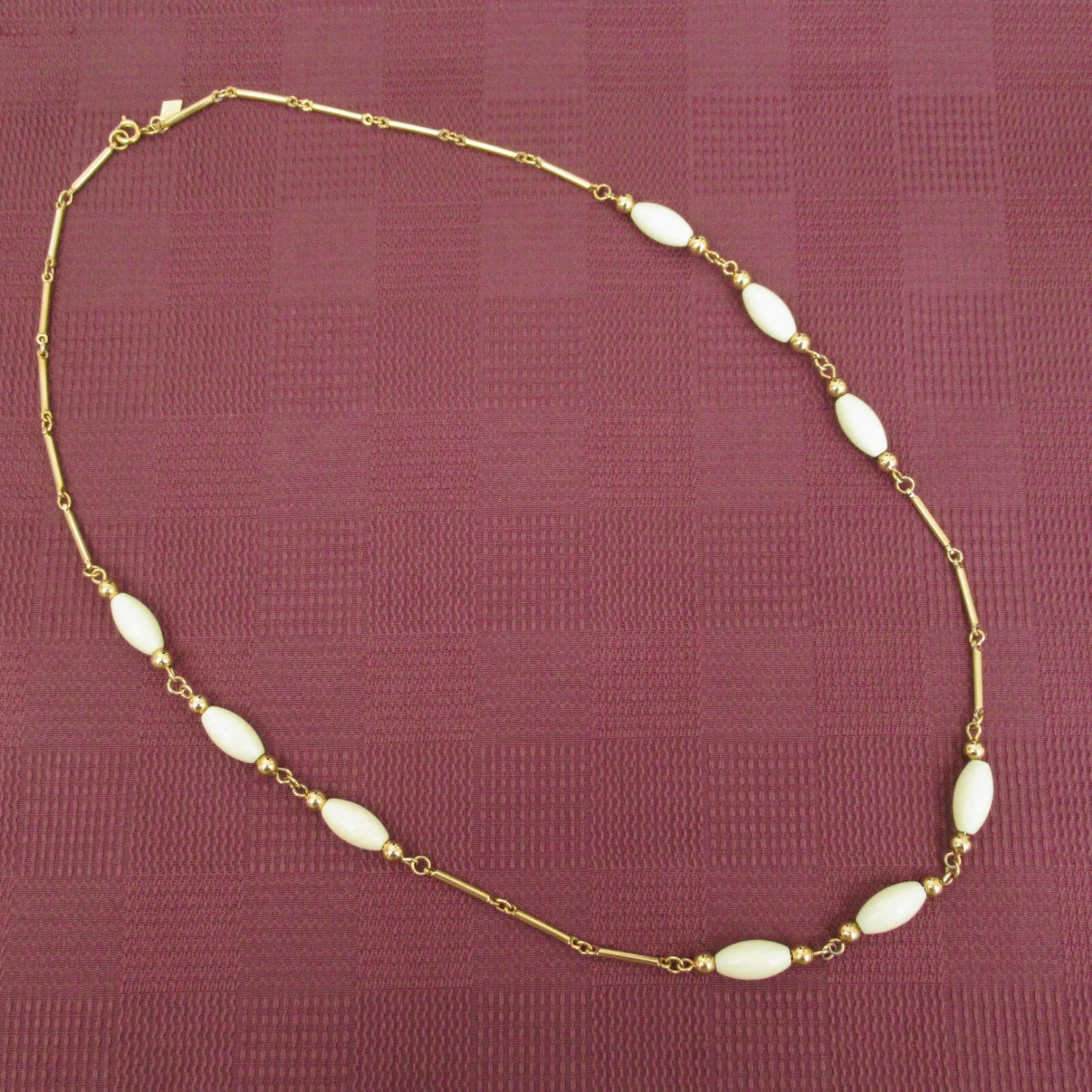 OFF WHITE Collana catena vintage Sarah Coventry lunga tono oro maglia barra perline bianche 28"