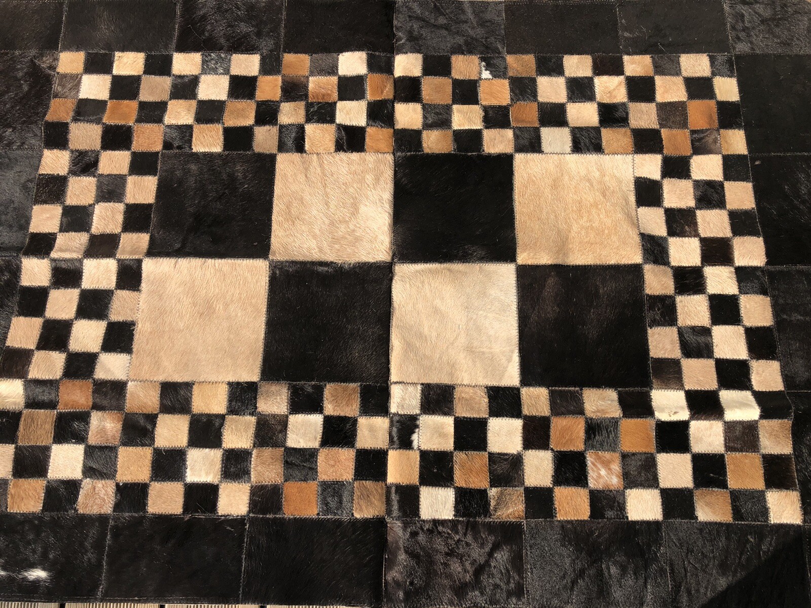 Tapis en peau de vache pour réchauffer le sol de votre bureau ou de votre chambre