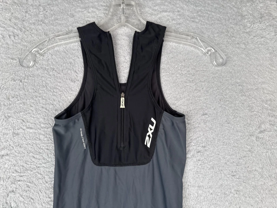 2XU Bermuda de Ciclismo Feminina Média Preta Cinza Triatlo Tri Poli Microfibra - Imagem 4 de 4