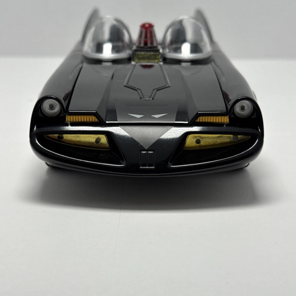 Johnny Lighting Batmobile 1/24 Scale Model Kit 6904 DC Comic Model Car - No Box - Image 4 of 4