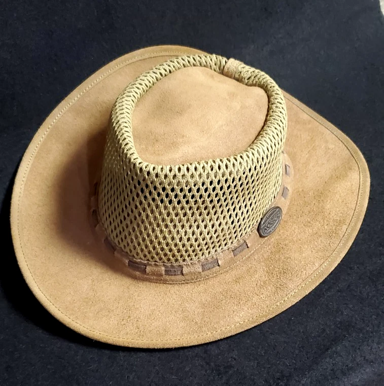 Rogue Handcrafted Hat Breezy Sun Vent Safari Suede 24" circumference LG/XL NWOT
Opens in a new windo