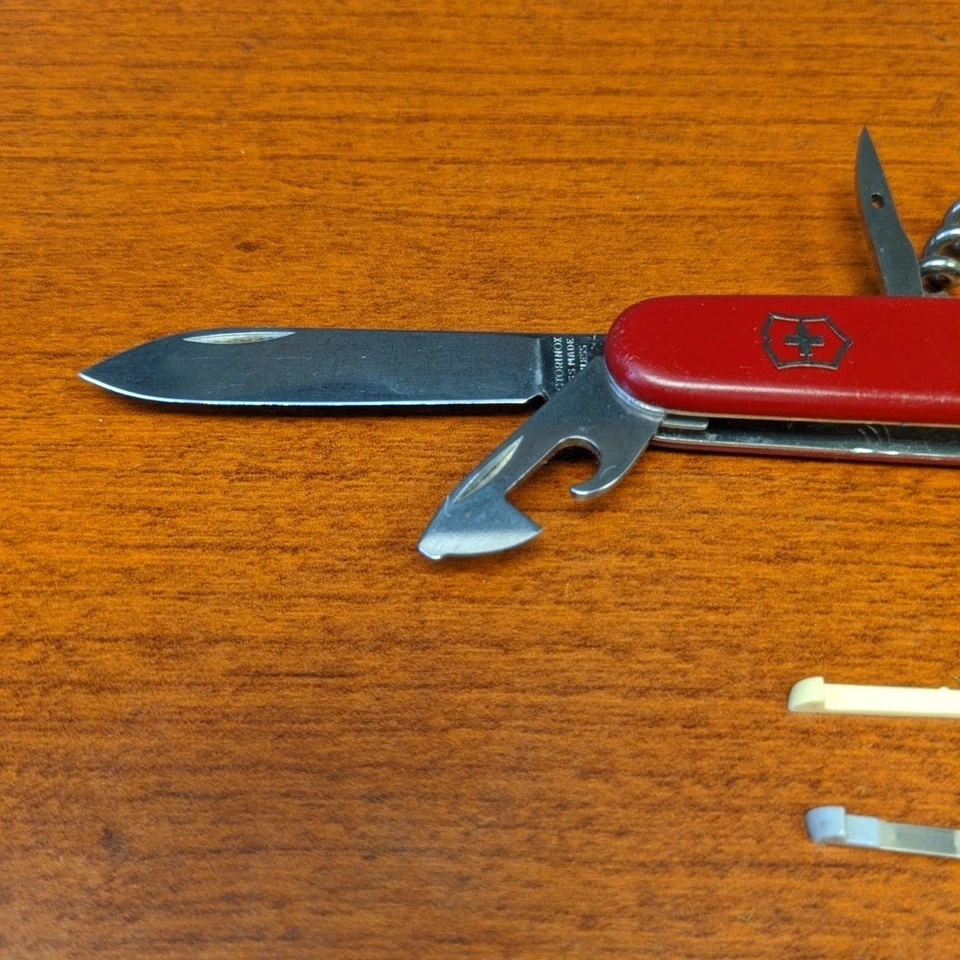 NAVAJA SUIZA PLEGABLE MULTIHERRAMIENTA ROJA VICTORINOX TINKER c. 2012 12 en 1 Foto 3 de 4