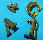WW2 ERA & LATER VARIOUS SHOUDLER TITLE LETTER BRITISH ARMY MILITARY BADGE LOT