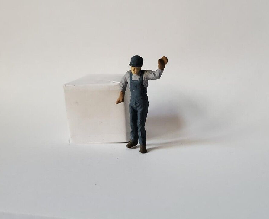 Arttista 1509 Railroad Worker Holding On O Scale Figure Model