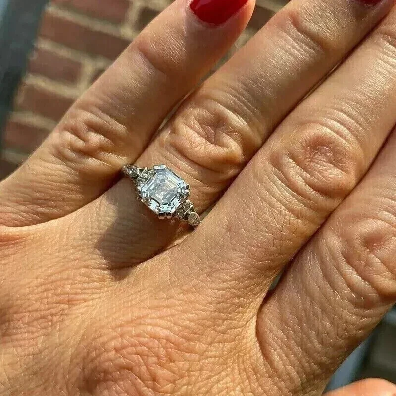 Anillo de compromiso de diamantes creado en laboratorio estilo Art Deco corte Asscher oro blanco de 14 K FN Foto 4 de 4